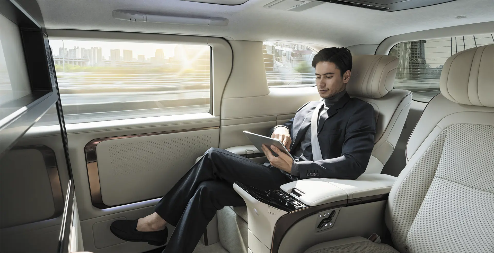 2024-lexus-lm-500h-hybrid-technology-1-car-back-catalogue